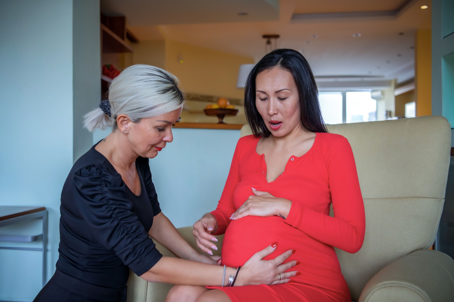 Friend supporting a pregnant woman who has hyperemesis gravidarum